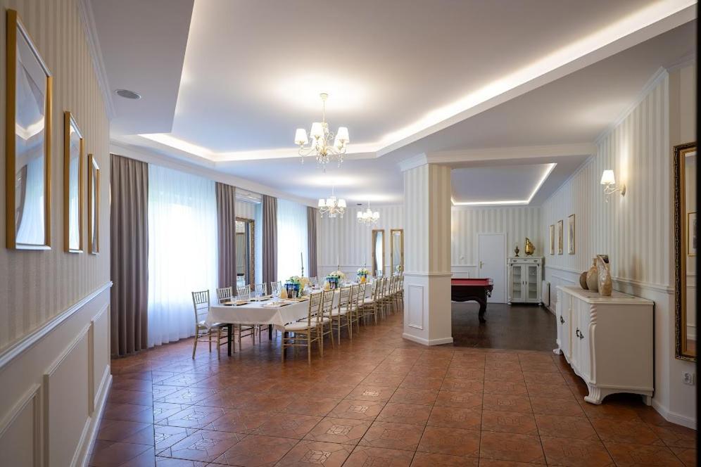 Hotel Lord Debica Экстерьер фото